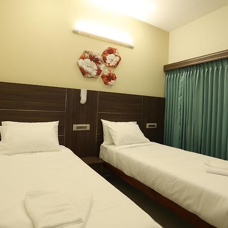 Minas Manor Hotel Tiruchirappalli Buitenkant foto