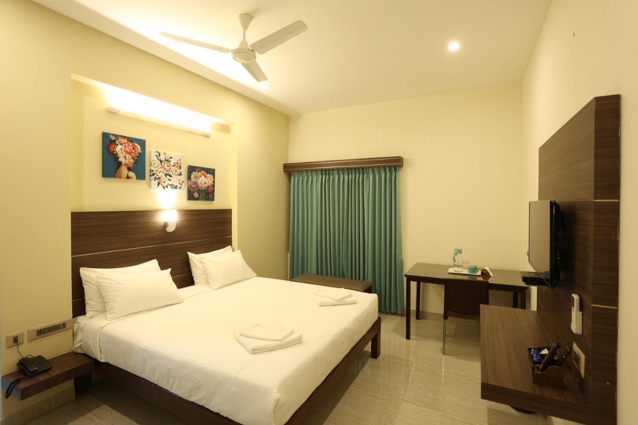 Minas Manor Hotel Tiruchirappalli Buitenkant foto