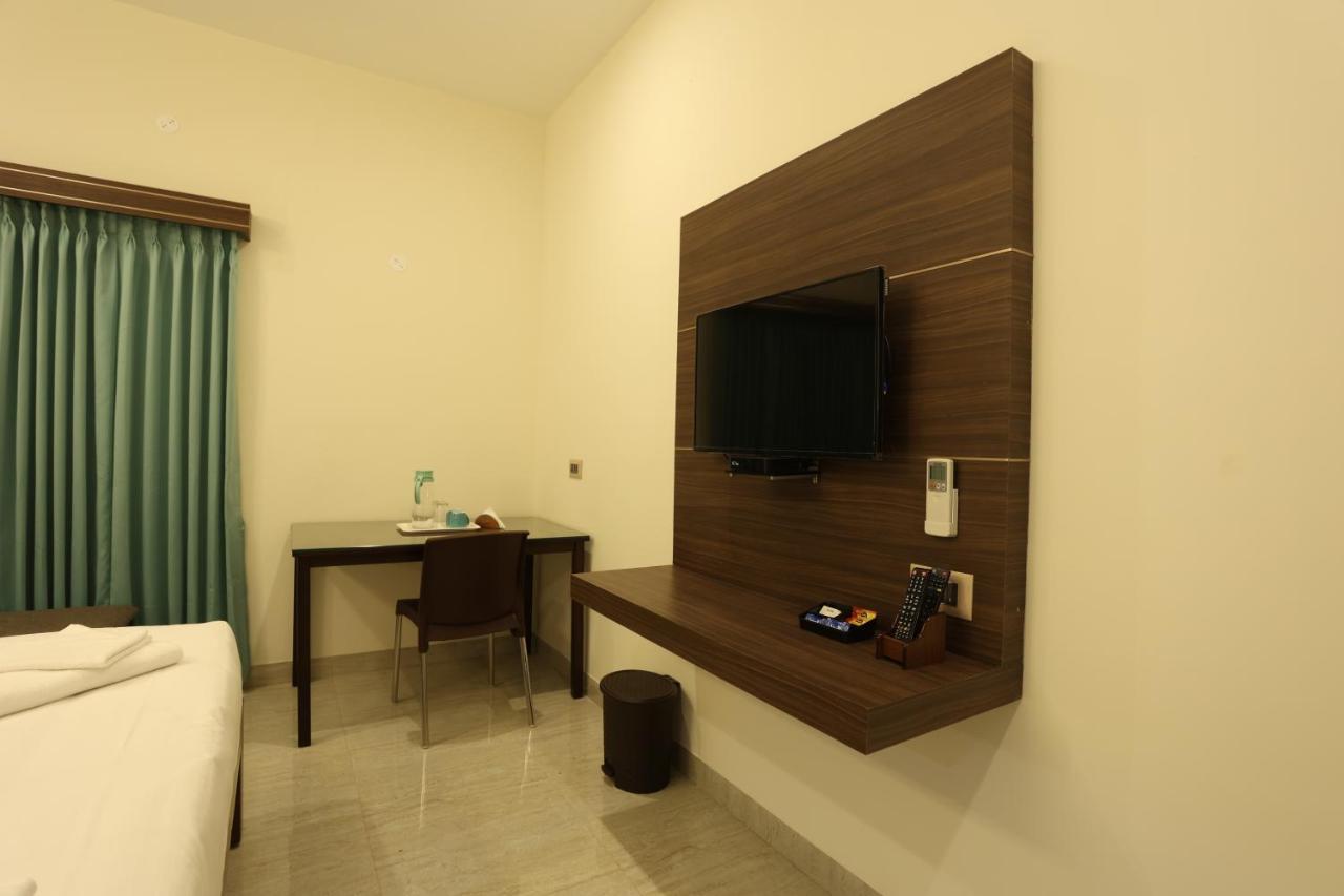 Minas Manor Hotel Tiruchirappalli Buitenkant foto