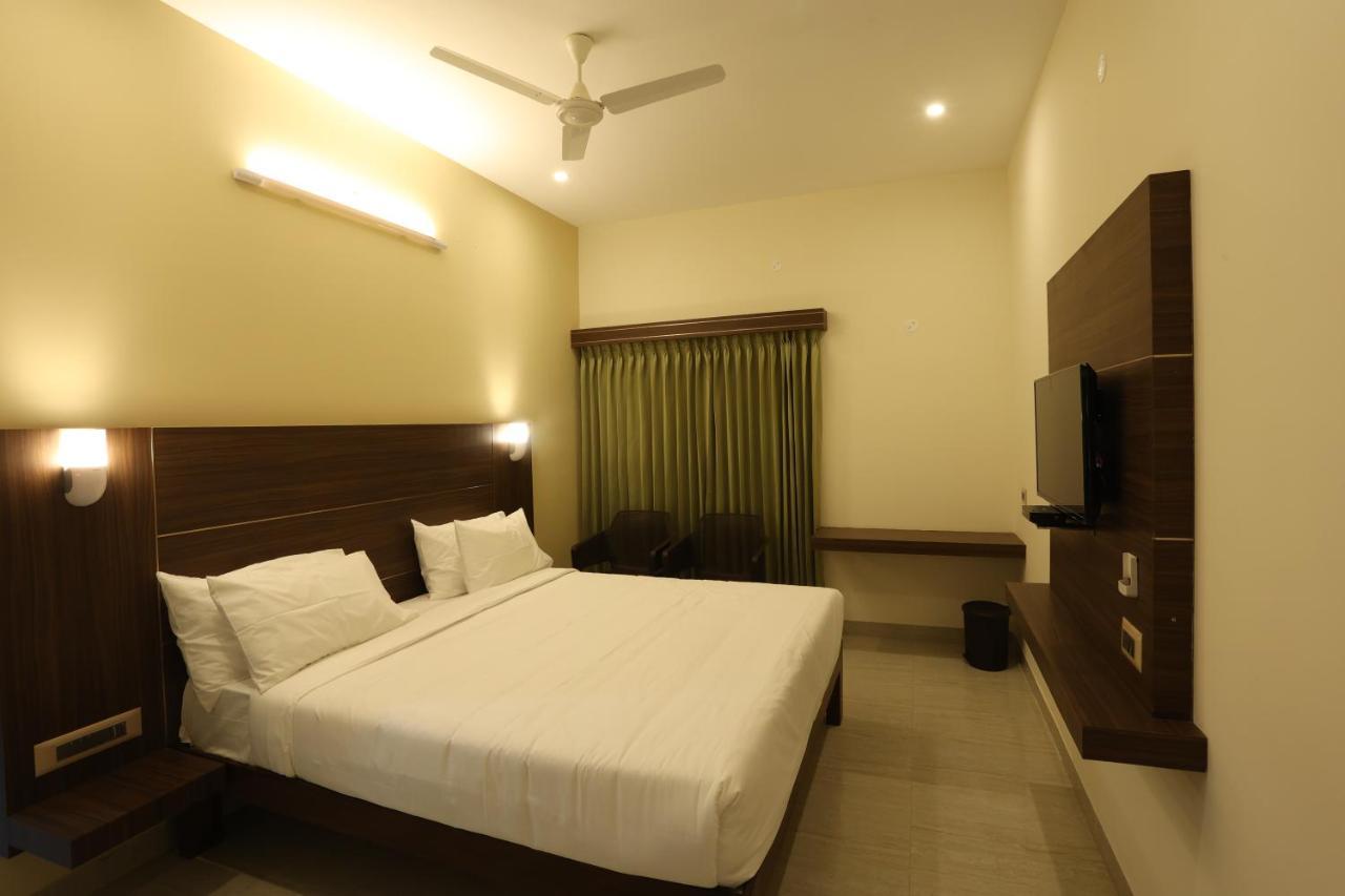 Minas Manor Hotel Tiruchirappalli Buitenkant foto